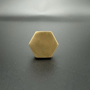 Pode incluir: Uma ma&ccedil;aneta hexagonal de lat&atilde;o com acabamento escovado.