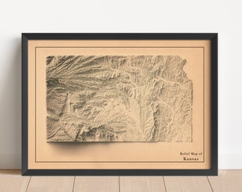 Puede incluir: Un mapa en relieve enmarcado de Kansas, que muestra la topografía del estado en un estilo vintage. El mapa está impreso en un fondo beige y enmarcado en negro.