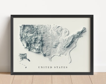 Pode incluir: Uma impressão emoldurada em preto de um mapa topográfico dos Estados Unidos. O mapa está em tons de cinza e branco, com o texto "UNITED STATES" impresso abaixo do mapa.
