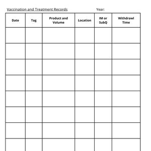 Könnte beinhalten: Eine weiße Keramiktasse mit schwarzem Henkel und dem Text "But First, Coffee" in fetter, schwarzer Schrift. Die Tasse steht vor einem verschwommenen Hintergrund, der eine gemütliche Umgebung suggeriert.