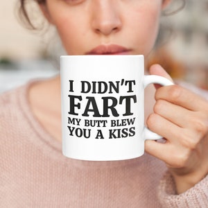 Taza de café divertida: No me tiré un pedo, mi trasero te tiró un beso imagen 1