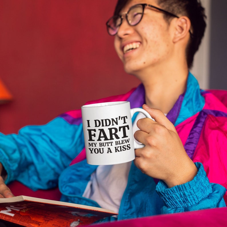 Taza de café divertida: No me tiré un pedo, mi trasero te tiró un beso imagen 2