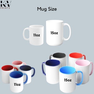 Puede incluir: Dos tazas de cer&aacute;mica blanca con texto negro. La taza m&aacute;s peque&ntilde;a es de 11oz y la taza m&aacute;s grande es de 15oz.  Se muestra una variedad de tazas con bordes de diferentes colores en el fondo.