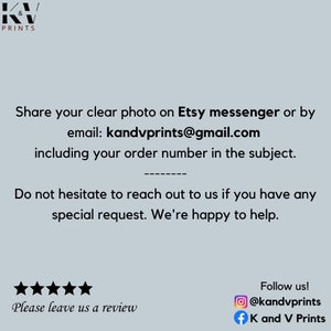 Op de afbeelding: Vijf sterren beoordeling met de tekst "Laat ons een beoordeling achter". Onder de beoordeling staat de tekst "Deel je duidelijke foto op Etsy messenger of per e-mail: kandvprints@gmail.com inclusief je bestelnummer in het onderwerp. Aarzel niet om contact met ons op te nemen als je een speciale aanvraag hebt. We helpen je graag." De tekst "Volg ons!" staat rechtsboven in de afbeelding. Onder de tekst staat een social media-icoon voor Instagram met de tekst "@kandvprints" en een social media-icoon voor Facebook met de tekst "K and V Prints".