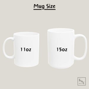 以下が含まれることがあります： 白いセラミックマグカップが2つあり、1つは「11oz」、もう1つは「15oz」と表示されています。ニュートラルな背景に表示されています。「Mug Size」の文字がマグカップの上にあります。マグカップは標準的なハンドルデザインです。
