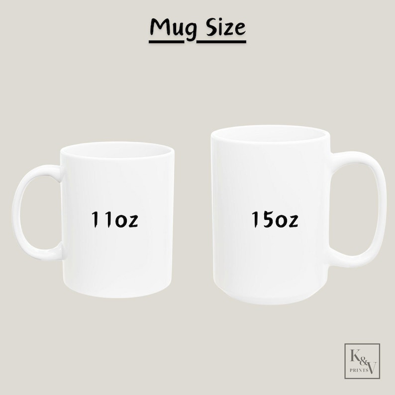 以下が含まれることがあります： 白いセラミックマグカップが2つあり、1つは「11oz」、もう1つは「15oz」と表示されています。ニュートラルな背景に表示されています。「Mug Size」の文字がマグカップの上にあります。マグカップは標準的なハンドルデザインです。