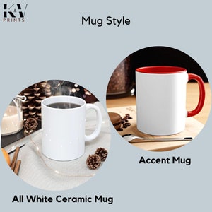 Puede incluir: Dos tazas de cer&aacute;mica blanca, una con un borde rojo de acento. La taza de la izquierda es una taza blanca lisa. La taza de la derecha tiene un borde y un asa rojos. El texto "Mug Style" est&aacute; en la parte superior de la imagen. El texto "All White Ceramic Mug" est&aacute; debajo de la taza de la izquierda. El texto "Accent Mug" est&aacute; debajo de la taza de la derecha.