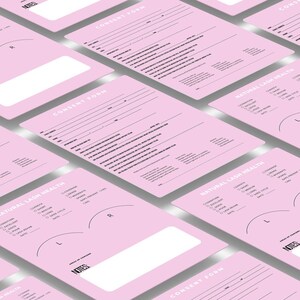 Pu&ograve; includere: Moduli rosa con testo nero per la salute naturale delle ciglia e moduli di consenso. I moduli includono sezioni per le informazioni del cliente, la salute delle ciglia e il consenso al trattamento.