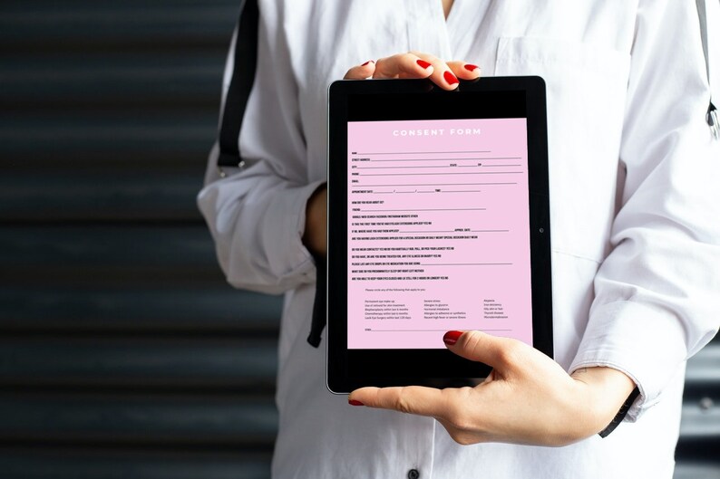 Pu&ograve; includere: Una persona che tiene un tablet che mostra un modulo di consenso rosa con testo nero. Il modulo include sezioni per il nome, la data e la firma.