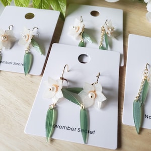 Daffodil dangle earrings,  white daffodil earrings, flower dangle earrings