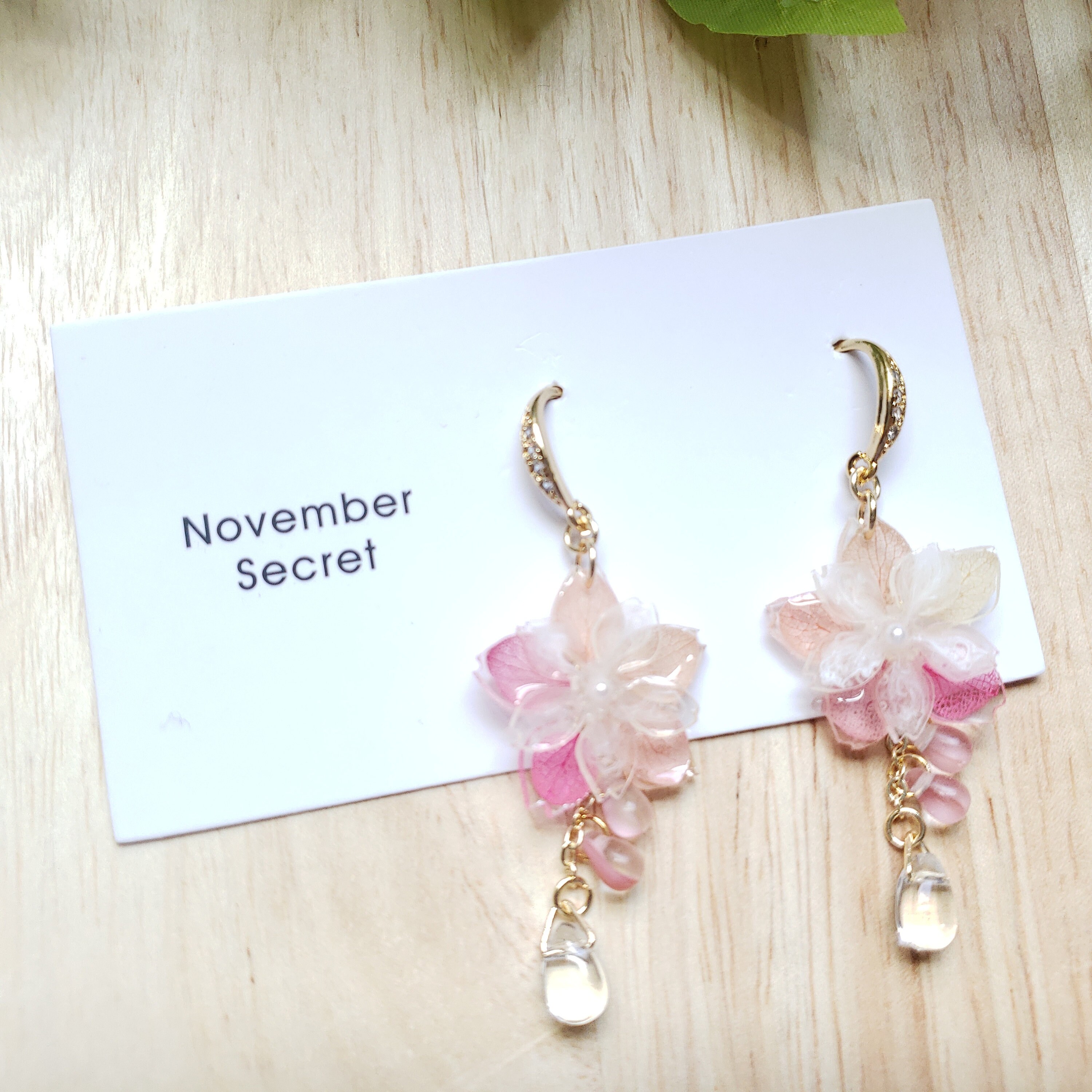 Orecchini in resina con fiori rosa, orecchini pendenti con veri petali di fiori - Italia