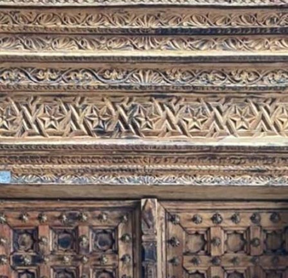 彫刻が施されたインドの木製ドア：ヴィンテージムガル様式、農家風の