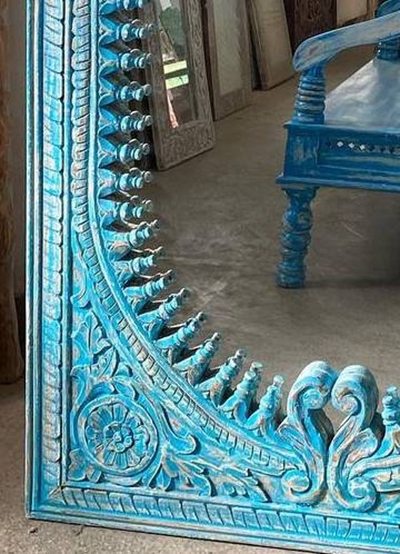 Mid Century indischer Spiegel, geschnitzter hölzerner Wandspiegel,  beunruhigter blauer Wandrahmen, antik inspirierter Spiegel für Wand-Dekor -   Österreich
