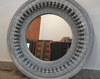 Specchio da parete rotondo in legno di mango intagliato: decorazione indiana grigio anticato