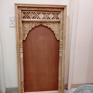 Arch Indischer Spiegel, geschnitzter hölzerner Wandspiegel, Vintage inspirierter Jaipur-Spiegel, Statement-Spiegel für Wohnzimmerwände, Spiegel mit antikem Finish