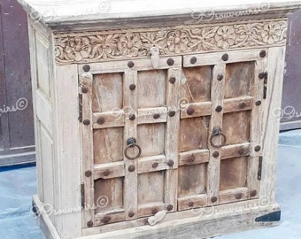 アンティーク　キャビネット　インド　装飾的な彫刻付き ヴィンテージ風インド製キャビネット：無垢材のアンティーク仕上げ