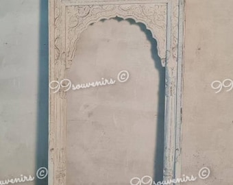 Der Ekra Boho Spiegel, indischer Vintage inspirierter geschnitzter Holzwandrahmen, beunruhigter weißer brauner rustikaler Scheunenspiegel