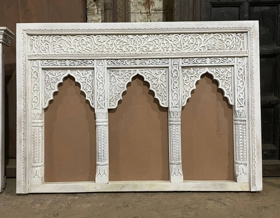 インドのジャロカミラー、家庭用木製ミラー、素朴なホワイト