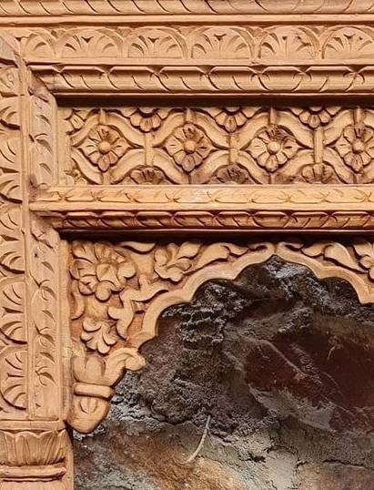 【　インド　ヴィンテージ　ミラー　】鏡　アンティーク　モチーフ　木製　壁掛け ヴィンテージスタイルのインド製ミラー、彫刻が施された木製