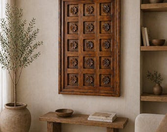 Op antiek geïnspireerd wandpaneel met ingewikkeld bloemsnijwerk, gesneden houten wandhanger, rustieke muurdecoratie in Indiase vintage stijl