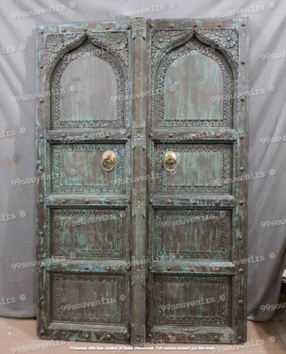 彫刻が施されたマンゴー材のインド風ドア：古びた素朴なアンティークの