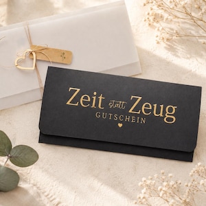 Zeit statt Zeug Gutscheinverpackung schwarz gold | edle Gutschein Hülle 10,5x21 cm | Geschenkverpackung für Erlebnisgutschein