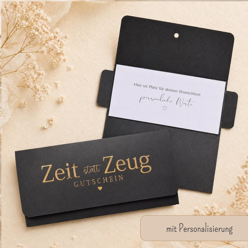 May include: A black paper gift card holder with gold foil text reading Zeit statt Zeug GUTSCHEIN and a small heart. Inside, a white insert features the German text Hier ist Platz f&uuml;r deinen Wunschtext pers&ouml;nliche Worte and a heart.