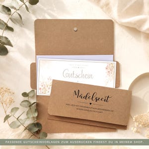 May include: A brown kraft paper envelope containing a gift voucher with floral accents. The voucher features the text Gutschein and Zeit statt Zeug. The envelope flap is printed with M&auml;delszeit, Weil Zeit mit dir immer etwas Besonderes ist, Sch&ouml;n, dass es dich gibt.