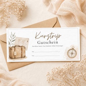 Könnte beinhalten: Ein Gutschein zum Thema Reisen mit den Worten "Kurztrip Gutschein" in eleganter Schrift. Das Design umfasst einen Vintage-Koffer, eine Karte und einen Kompass, mit Platz zum Schreiben von "Für" und "Von". Der Hintergrund ist ein weiches Beige.