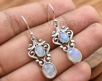Può includere: Orecchini pendenti in argento con due pietre di luna ovali incastonate in un design a filigrana.