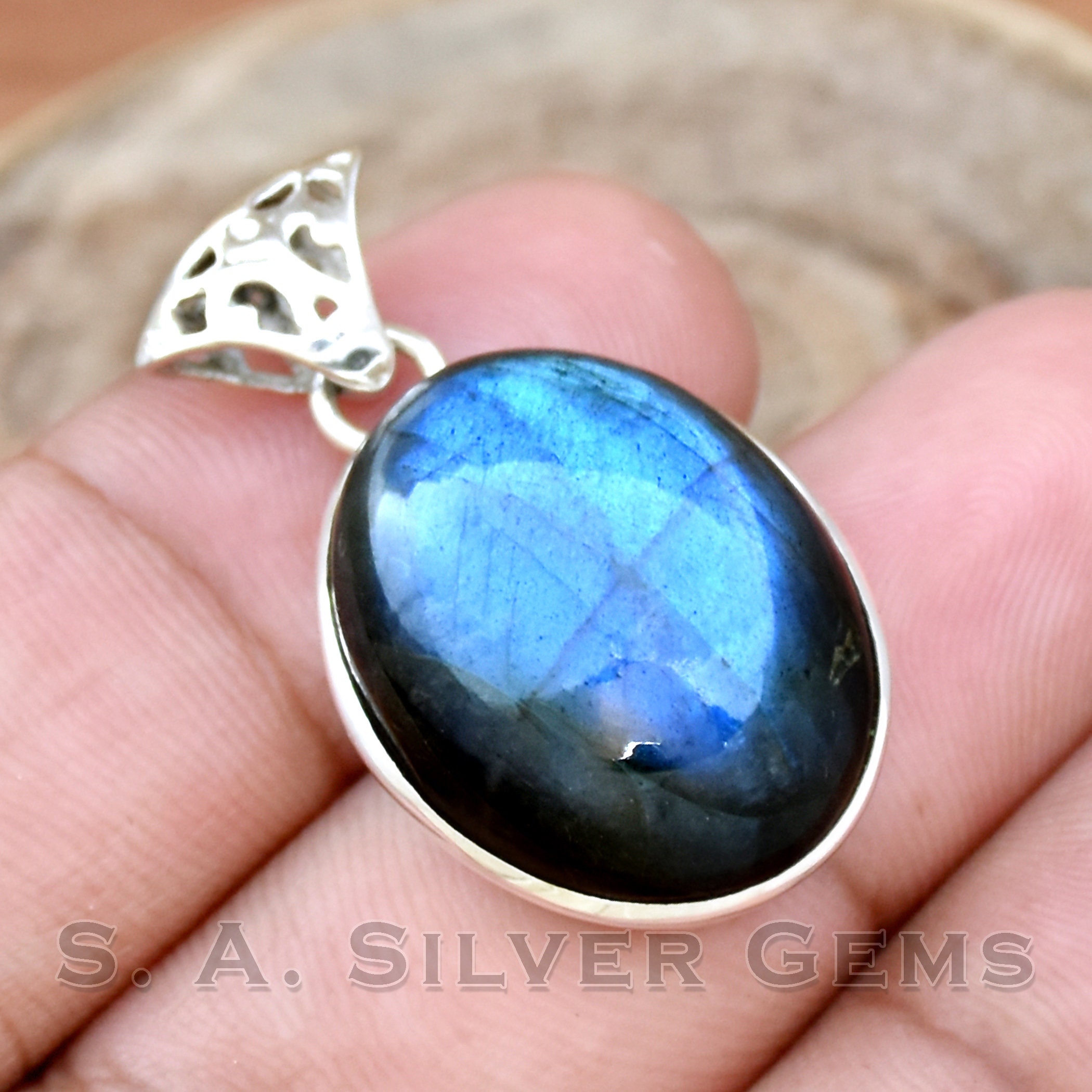 ブルーフラッシュラブラドライトペンダント：オーバル925スターリング