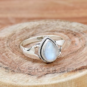 Anello in pietra di luna arcobaleno, anello minimalista in argento fatto a mano, anello minimalista in argento, anello con pietra preziosa, anello minuscolo, anello per ragazza, anello in filigrana