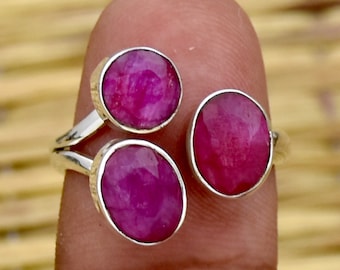 Anillo de tres rubíes en plata de ley 925 hecho a mano: delicado diseño multipiedra.