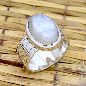 Maansteenring, brede bandring, natuurlijke regenboogmaansteenring, 925 sterlingzilveren ring, getextureerde bandring, ovale maansteen solitairering