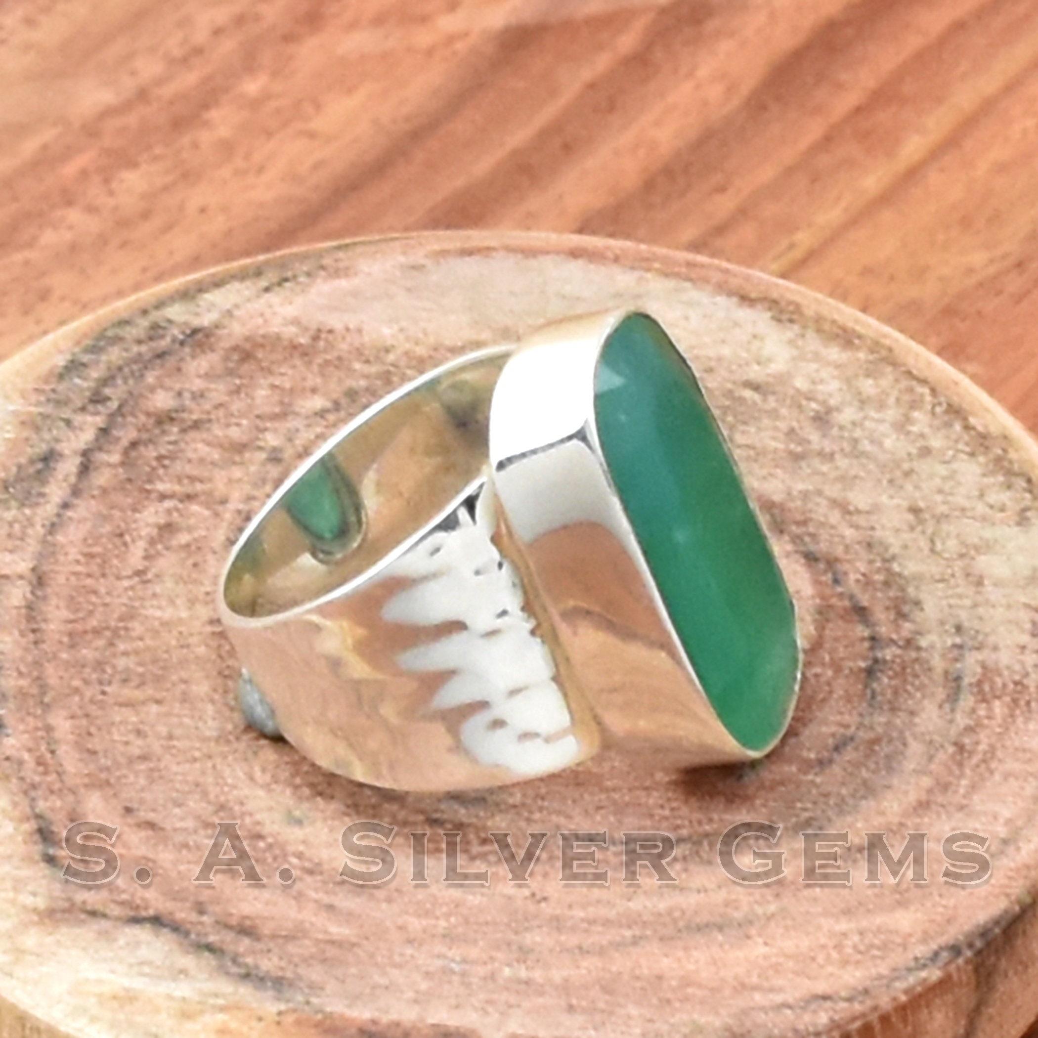 槌目加工925スターリングシルバーリング：インド産エメラルドワイド