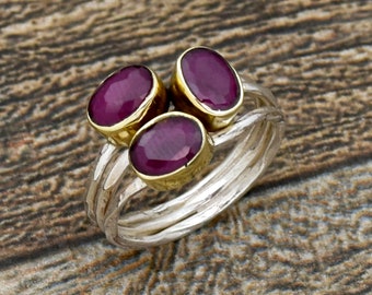 Anillo de rubí hecho a mano: Triple banda de plata de ley 925 martillada