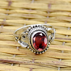 Natürlicher Granat Ring, zierlicher handgefertigter Ring, Januar Birthstone Ring, Granat Silberring, 925 Sterling Silber, filigraner Ring, minimalistischer Ring