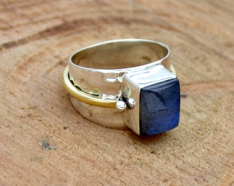 Ring labradoriet, 925 sterlingzilveren ring, handgemaakte ring, tweekleurige ring, statementring, brede bandring, gehamerde ring, edelsteenring