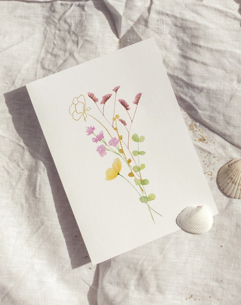 Pu&ograve; includere: Un dipinto ad acquerello di un bouquet di fiori rosa e gialli con foglie verdi su uno sfondo bianco.