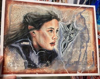 Könnte beinhalten: Ein Mixed-Media-Kunstwerk mit einem Porträt einer Frau mit langen dunklen Haaren, vor dem Hintergrund gealterter Buchseiten. Das Kunstwerk enthält einen silberfarbenen Anhänger und den Text "Middle-earth". Die Farbpalette umfasst Braun-, Blau- und Weißtöne.