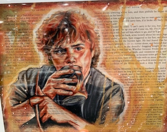 Könnte beinhalten: Mixed-Media-Kunstwerk einer Person, die aus einem dunklen Glas trinkt. Das Porträt ist auf alten Buchseiten gemalt. Das Kunstwerk hat eine warme Farbpalette mit Braun-, Rot- und Orangetönen. Der Text "Mount Doom" ist sichtbar.
