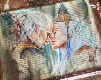 Könnte beinhalten: Ein Aquarellbild von zwei Personen mit weißen Haaren, eine trägt eine Krone, die sich gegenseitig ansehen. Das Bild ist auf einem strukturierten Hintergrund mit Text.