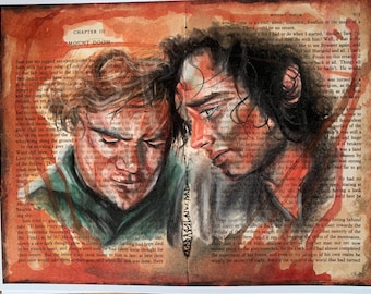 Könnte beinhalten: Bleistift- und Aquarellillustration von zwei Männern in Braun-, Rot- und Grautönen, vor dem Hintergrund alter Buchseiten. Das Kunstwerk zeigt den Text "Mount Doom" und scheint ein Porträt zu sein.