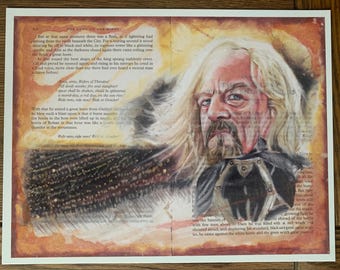 Könnte beinhalten: Eine Aquarell-Illustration eines Mannes mit langem weißem Haar und Bart, der eine dunkle Lederjacke trägt. Das Bild ist vor dem Hintergrund einer Buchseite mit Text aus "Der Herr der Ringe" über die Figur Rohan.