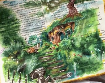 Könnte beinhalten: Ein Aquarellbild eines Hobbitlochs mit einem grünen, belaubten Garten und einem Steinweg, der zum Eingang führt. Das Bild ist auf einer Seite aus einem Buch gemalt, wobei der Text im Hintergrund sichtbar ist.
