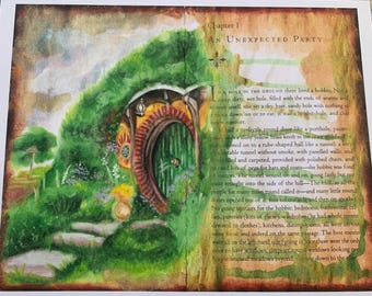 Könnte beinhalten: Aquarellillustration eines Hobbit-Loch-Eingangs, umgeben von üppigem grünen Gras und Laub. Die runde grüne Tür wird von einem braunen Torbogen umrahmt. Text: "Kapitel 1 EIN UNERWARTETES FEST".