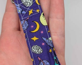 Handgemachtes Alien Raumschiff Schlüsselband/Lanyard aus lila Baumwolle mit Sternen