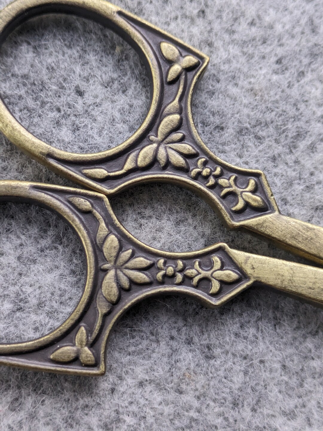 Scissors Flower Antique Brass Finish Embroidery, Cross Stitch, Crochet