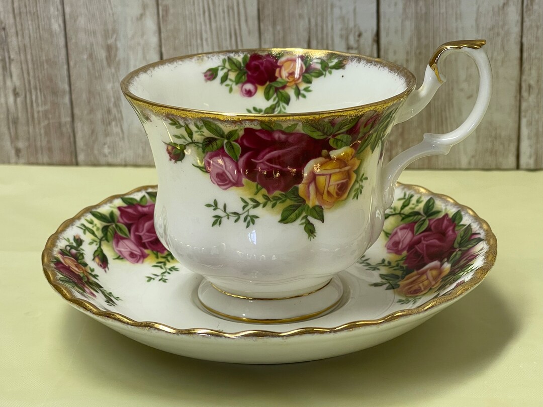 Royal Albert Old Country Roses Teacup and Saucer Set / Vintage Teacups