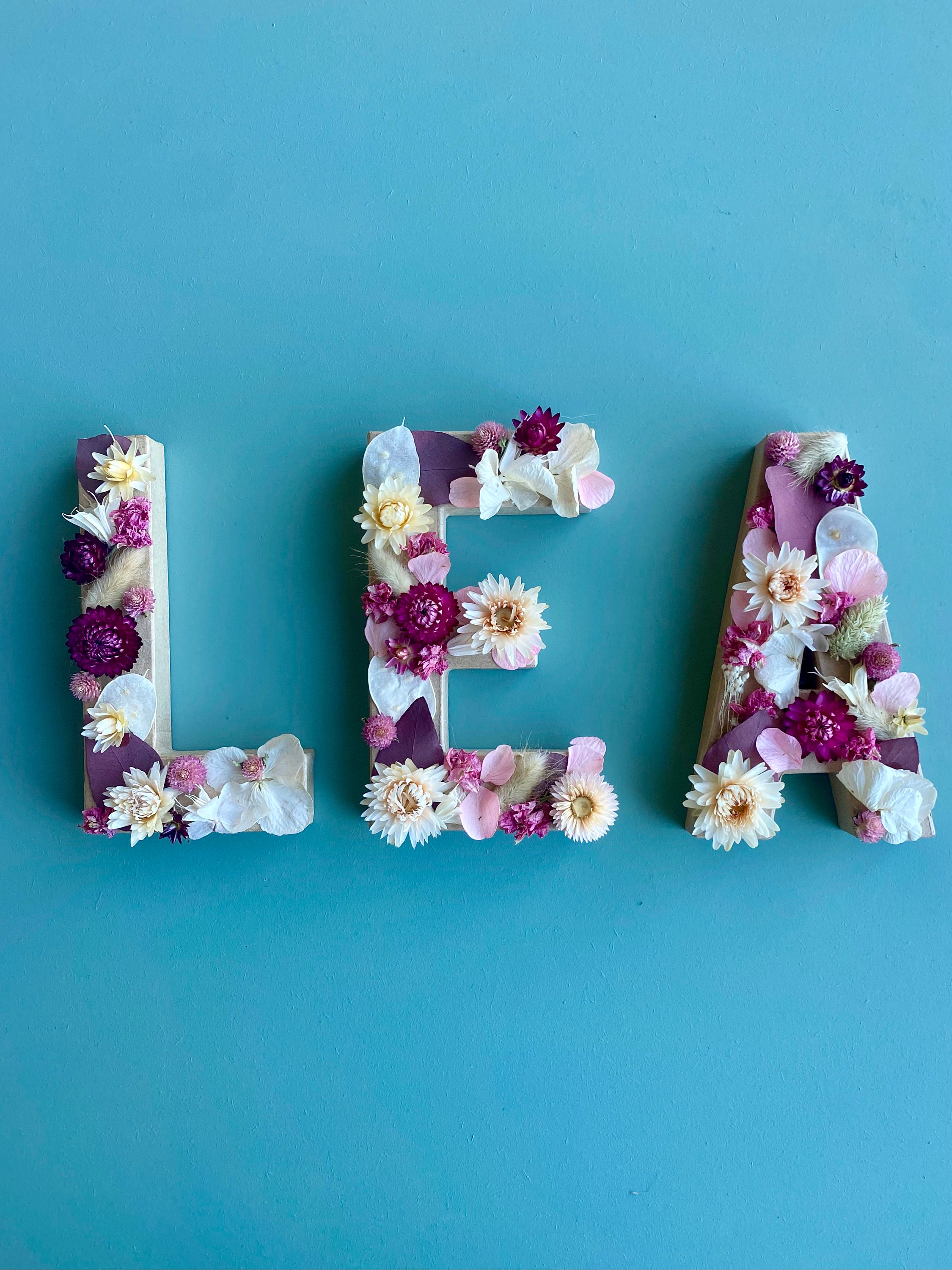 Lettre Fleurie Personnalisable Fleurs Séchées Décorative Idéal Cadeau Naissance, Prune